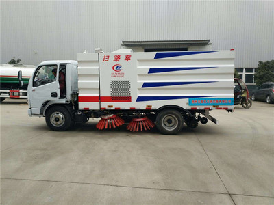 多利卡5方扫路车与吸粪车 城市环卫的双重保障